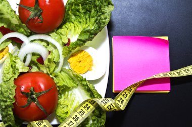 domates salatası ve not defteri