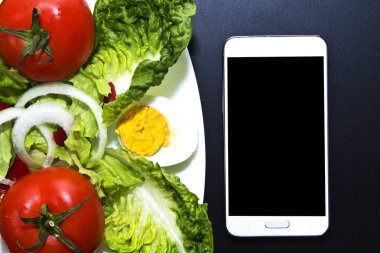 salata domates ve cep telefonu