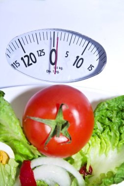 domates salatası ve ölçek