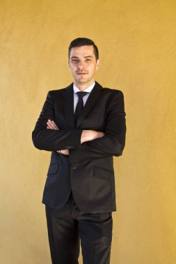 Erkek takım elbise duvar ile