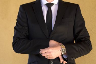 Erkek takım elbise düğme bağlama