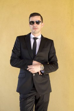 Erkek takım elbise düğme bağlama