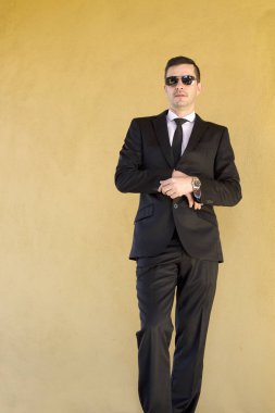 Erkek takım elbise düğme bağlama