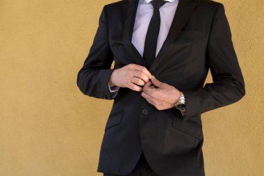 Bir düğme ceket ipe takım elbiseli adam