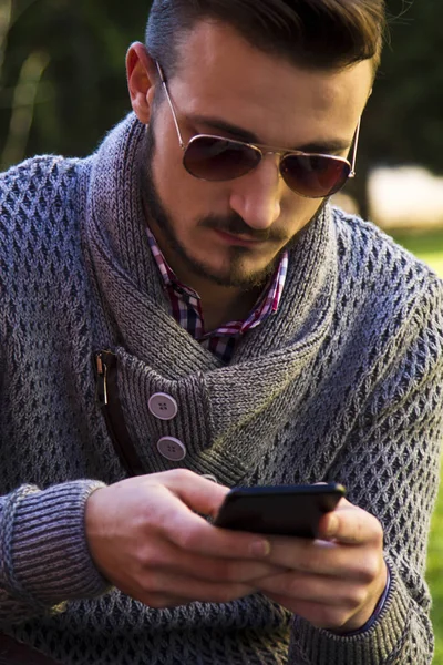 Parkta cep telefonunda konuşan genç hipster adam — Stok fotoğraf