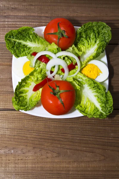 ahşap üzerine salata tabağı