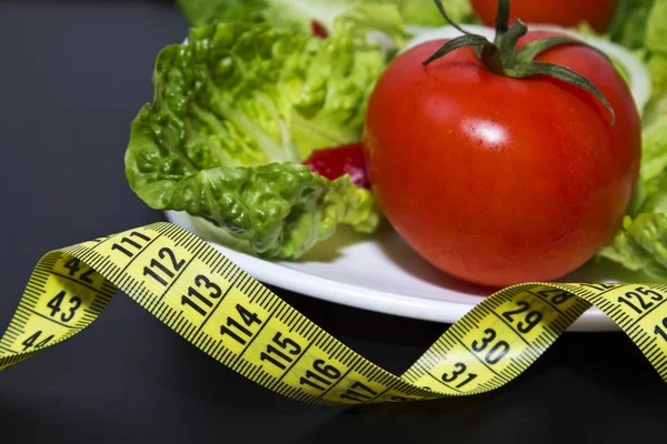 Salat und Maßband — Stockfoto