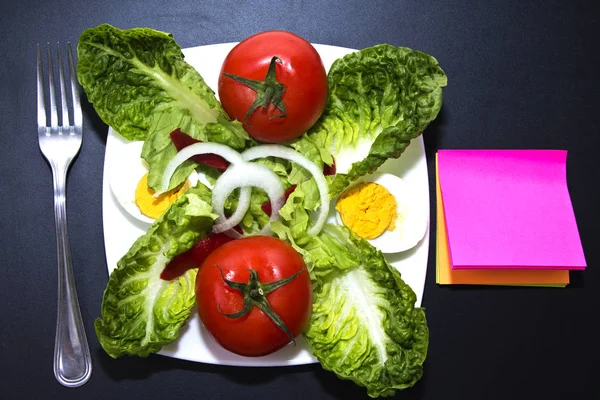 Салат з помідорами та яйцем — стокове фото