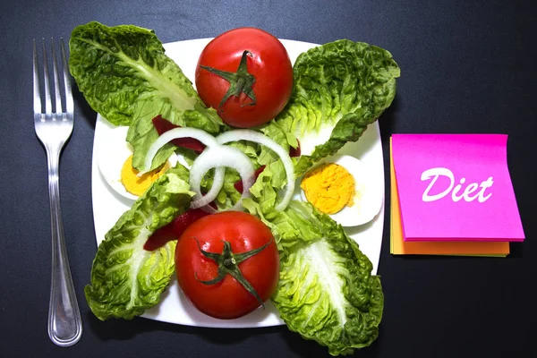 Томатный салат и блокнот — стоковое фото