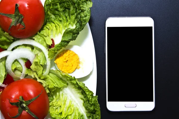 Salata domates ve cep telefonu — Stok fotoğraf
