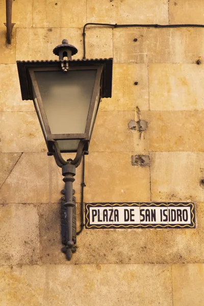 Laternenpfahl auf dem Hauptplatz von Salamanca, Spanien — Stockfoto