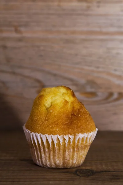 Süße Cupcakes auf Holz — Stockfoto