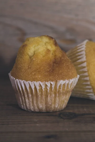 Süße Cupcakes auf Holz — Stockfoto