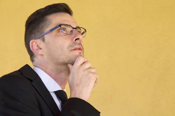 Retrato del hombre con traje y gafas pensando — Foto de Stock