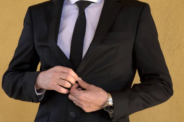 Hombre de traje atando un botón en la chaqueta — Foto de Stock