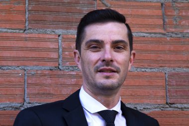 Erkek takım elbise duvar ile