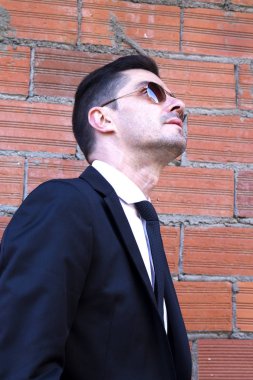 Takım elbise ve güneş gözlüğü adam portresi