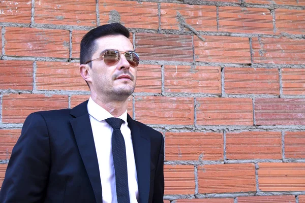 Porträt eines Mannes in Anzug und Sonnenbrille — Stockfoto