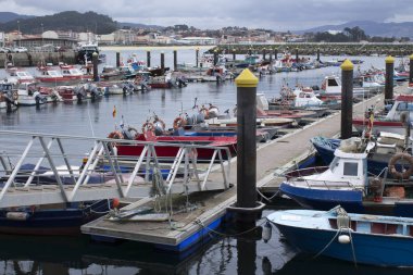 Küçük tekne ile liman