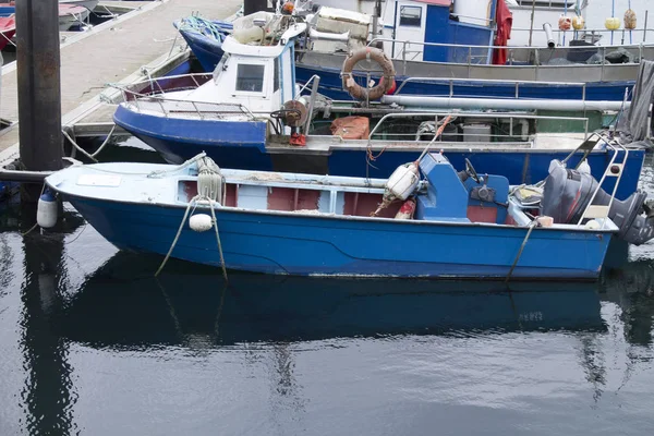 Küçük tekne ile liman — Stok fotoğraf
