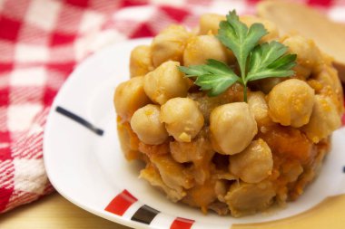 havuç ve maydanoz ile pişmiş nohut