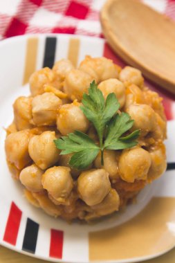 havuç ve maydanoz ile pişmiş nohut