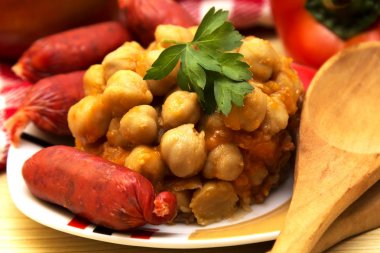 Ahşap masa levhasında chorizo ile nohut