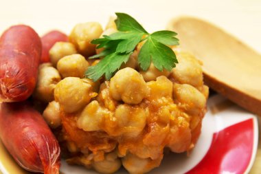 Ahşap masa üzerinde chorizo ile pişmiş nohut