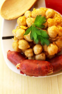 Nohut ile ahşap üzerine chorizo