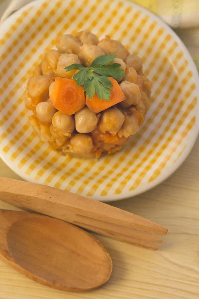 Cooked chickpeas with wooden spoon — Stock Photo, Image