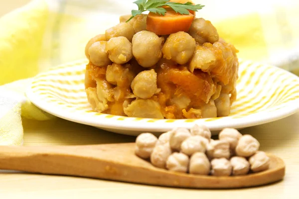 Chickpeas with tomato and carrot on wooden table plate — Stock Photo, Image