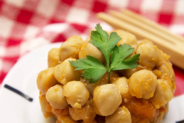 Chickpeas with tomato and carrot on wooden table plate — Stock Photo, Image