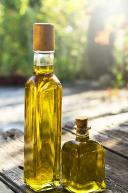Yağ şişeleri rustik masada
