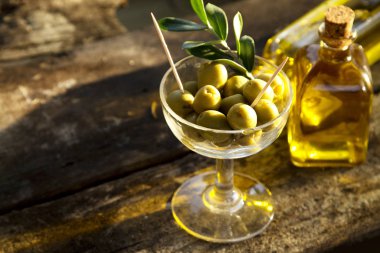 Masanın üzerinde zeytinli dolu cam kase