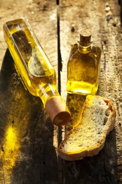 Şişe sızma zeytinyağı ve ekmek