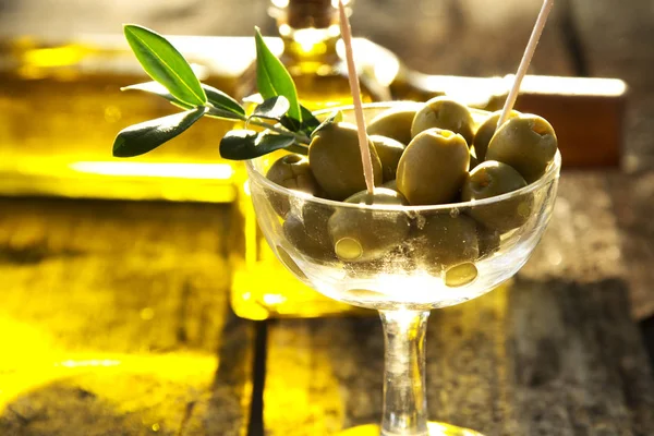 Cuenco de vidrio lleno de aceitunas en la mesa — Foto de Stock