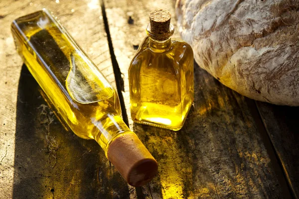 Botol ekstra minyak zaitun perawan dan roti — Stok Foto