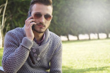 Telefonda konuşan hipster adam