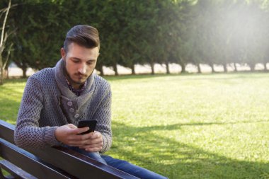 Cep telefonu kullaranarak adam hipster