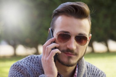 Telefonda konuşan hipster adam