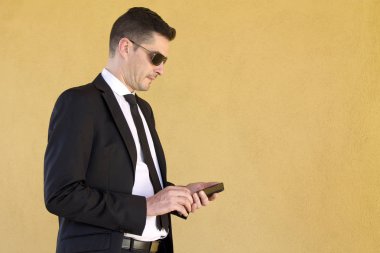 Cep telefonu kullanan iş adamı