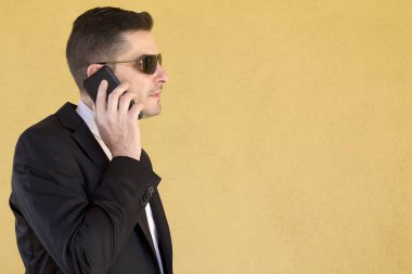 İş adamı cep telefonuyla konuşuyor.