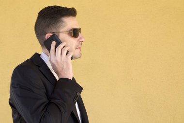 İş adamı cep telefonuyla konuşuyor.