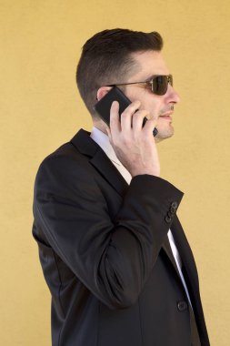 İş adamı cep telefonuyla konuşuyor.