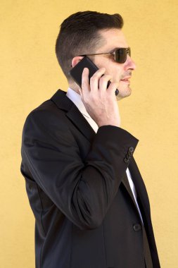 İş adamı cep telefonuyla konuşuyor.