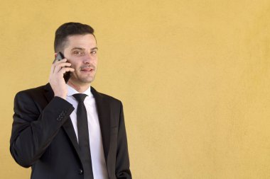 İş adamı cep telefonuyla konuşuyor.