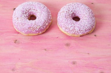 Pembe ahşap zemin üzerine pembe çörek