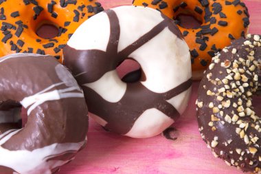 Renkli donut çeşitleri