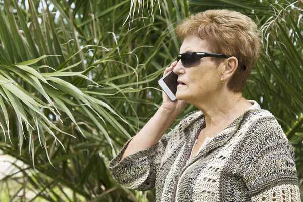 Son sınıf öğrencisi cep telefonuyla konuşuyor.