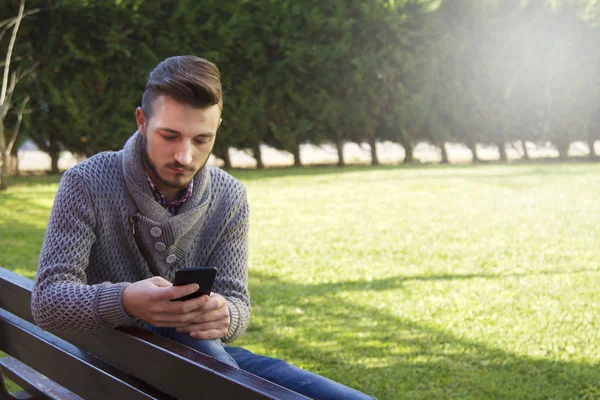 Cep telefonu kullaranarak adam hipster